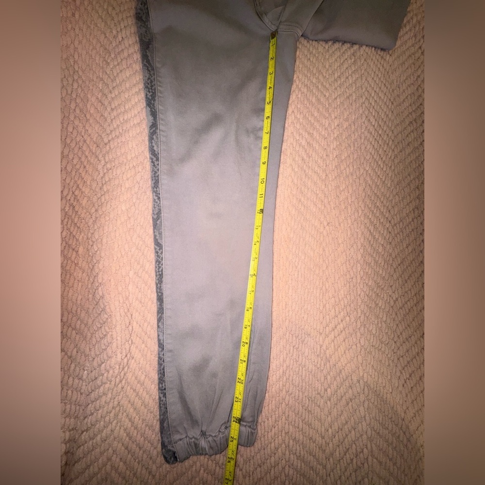 Paige Women's Mayslie Jogger Light Gray Mid Rise Zip Hem Stretch Pants Size 27 - Picture 3 of 16